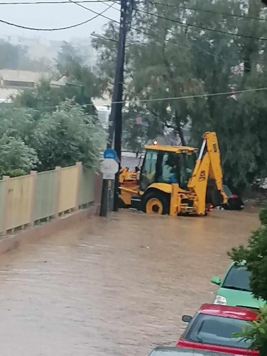 Κακοκαιρία Daniel - Βόλος: Με βάρκες στο κέντρο της πόλης για απεγκλωβισμούς - Δείτε βίντεο και φωτογραφίες