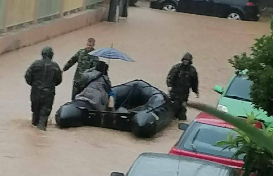 Κακοκαιρία Daniel - Βόλος: Με βάρκες στο κέντρο της πόλης για απεγκλωβισμούς - Δείτε βίντεο και φωτογραφίες