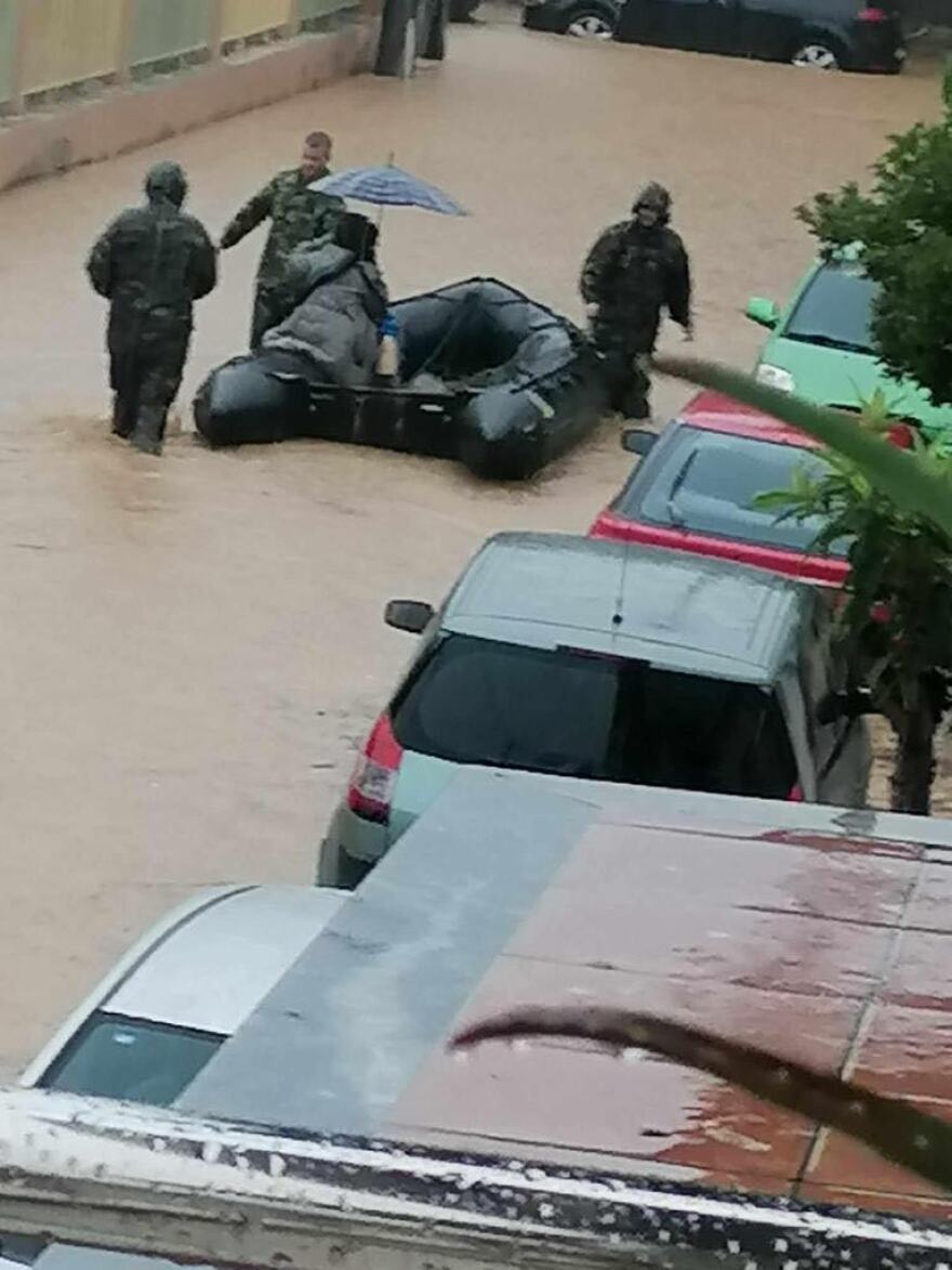 Κακοκαιρία Daniel - Βόλος: Με βάρκες στο κέντρο της πόλης για απεγκλωβισμούς - Δείτε βίντεο και φωτογραφίες