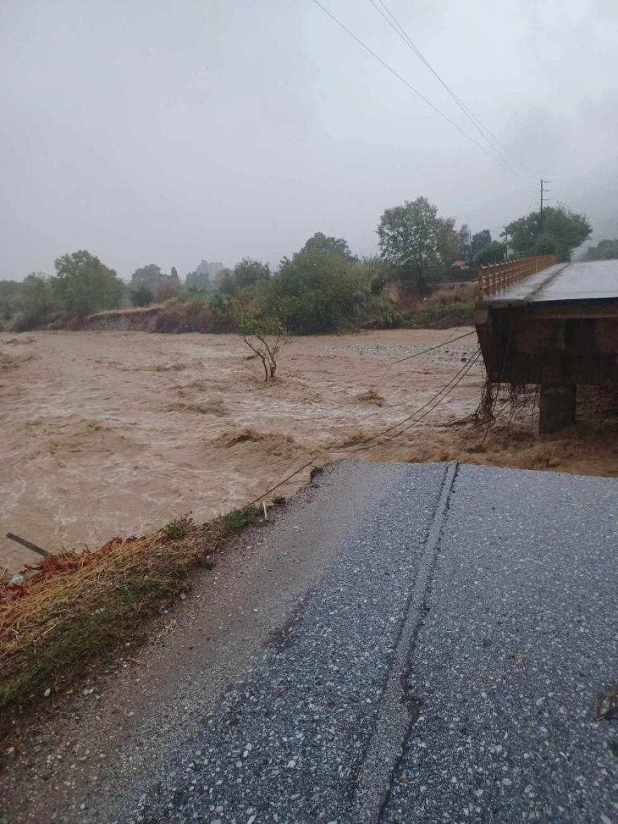 Κακοκαιρία Daniel - Πήλιο: Σπίτια έχουν πέσει σε ρέμα - Κάτοικοι σκαρφάλωσαν μέχρι και σε... δέντρα για να γλιτώσουν 