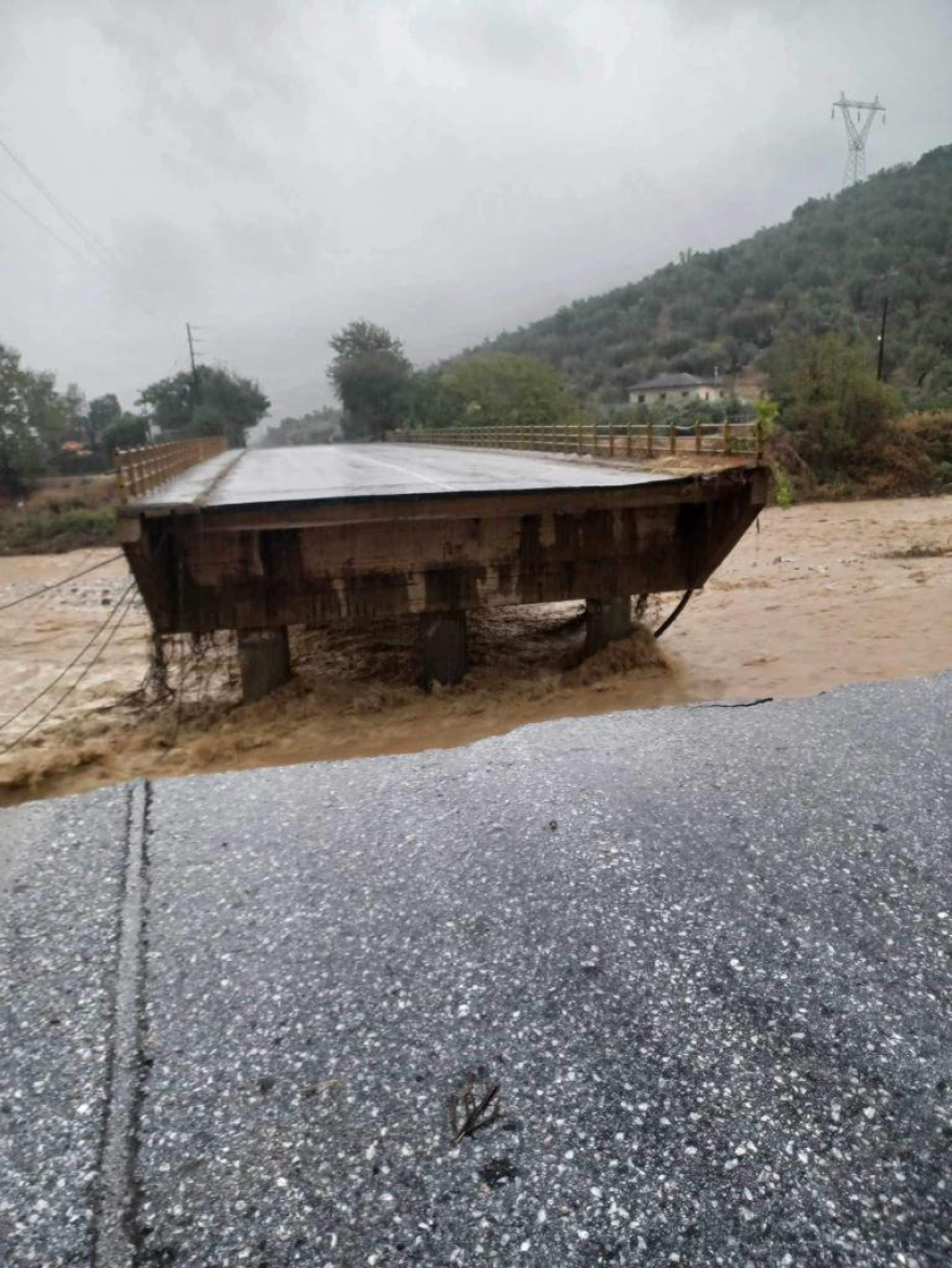 Κακοκαιρία Daniel - Πήλιο: Σπίτια έχουν πέσει σε ρέμα - Κάτοικοι σκαρφάλωσαν μέχρι και σε... δέντρα για να γλιτώσουν 