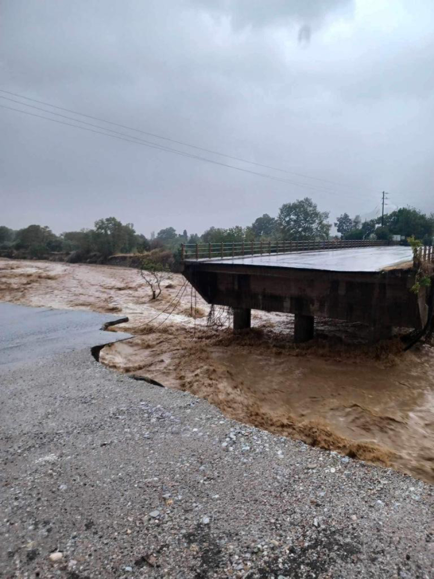 Κακοκαιρία Daniel - Πήλιο: Σπίτια έχουν πέσει σε ρέμα - Κάτοικοι σκαρφάλωσαν μέχρι και σε... δέντρα για να γλιτώσουν 