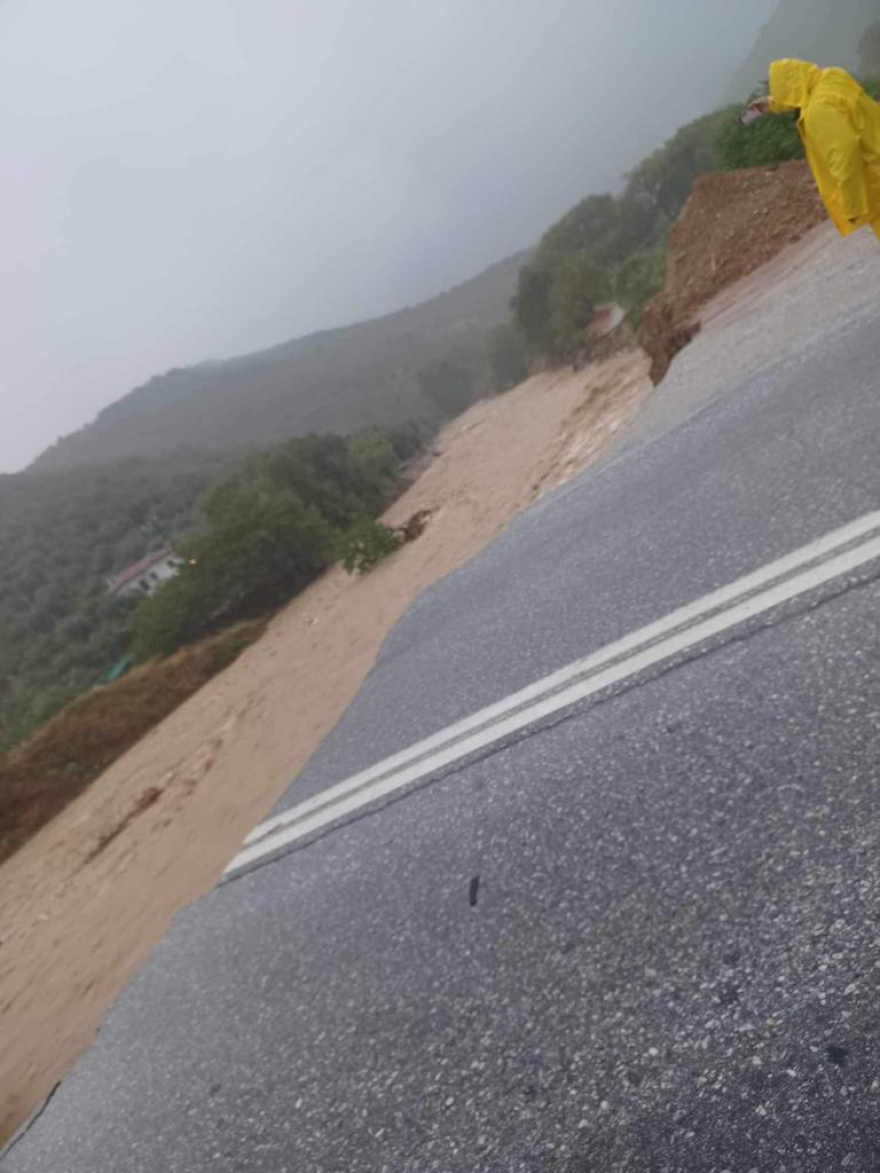 Κακοκαιρία Daniel - Πήλιο: Σπίτια έχουν πέσει σε ρέμα - Κάτοικοι σκαρφάλωσαν μέχρι και σε... δέντρα για να γλιτώσουν 