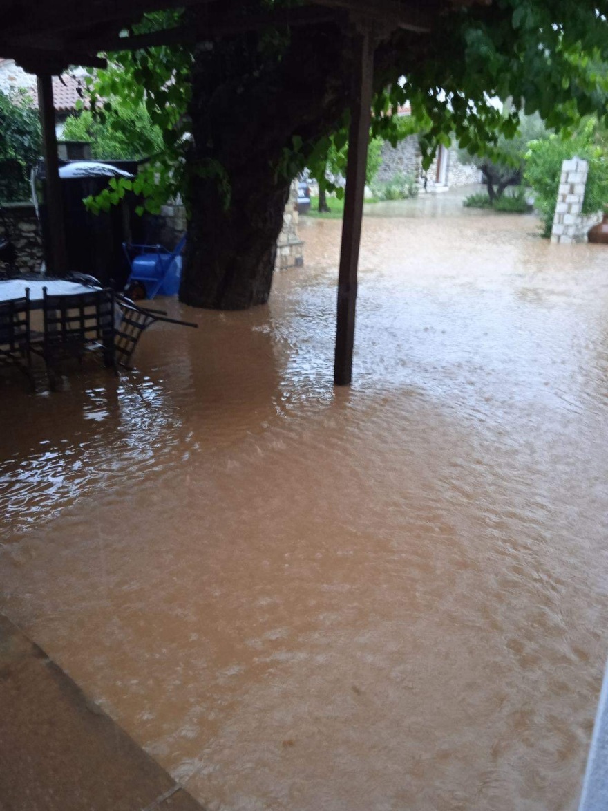 Κακοκαιρία Daniel - Πήλιο: Σπίτια έχουν πέσει σε ρέμα - Κάτοικοι σκαρφάλωσαν μέχρι και σε... δέντρα για να γλιτώσουν 