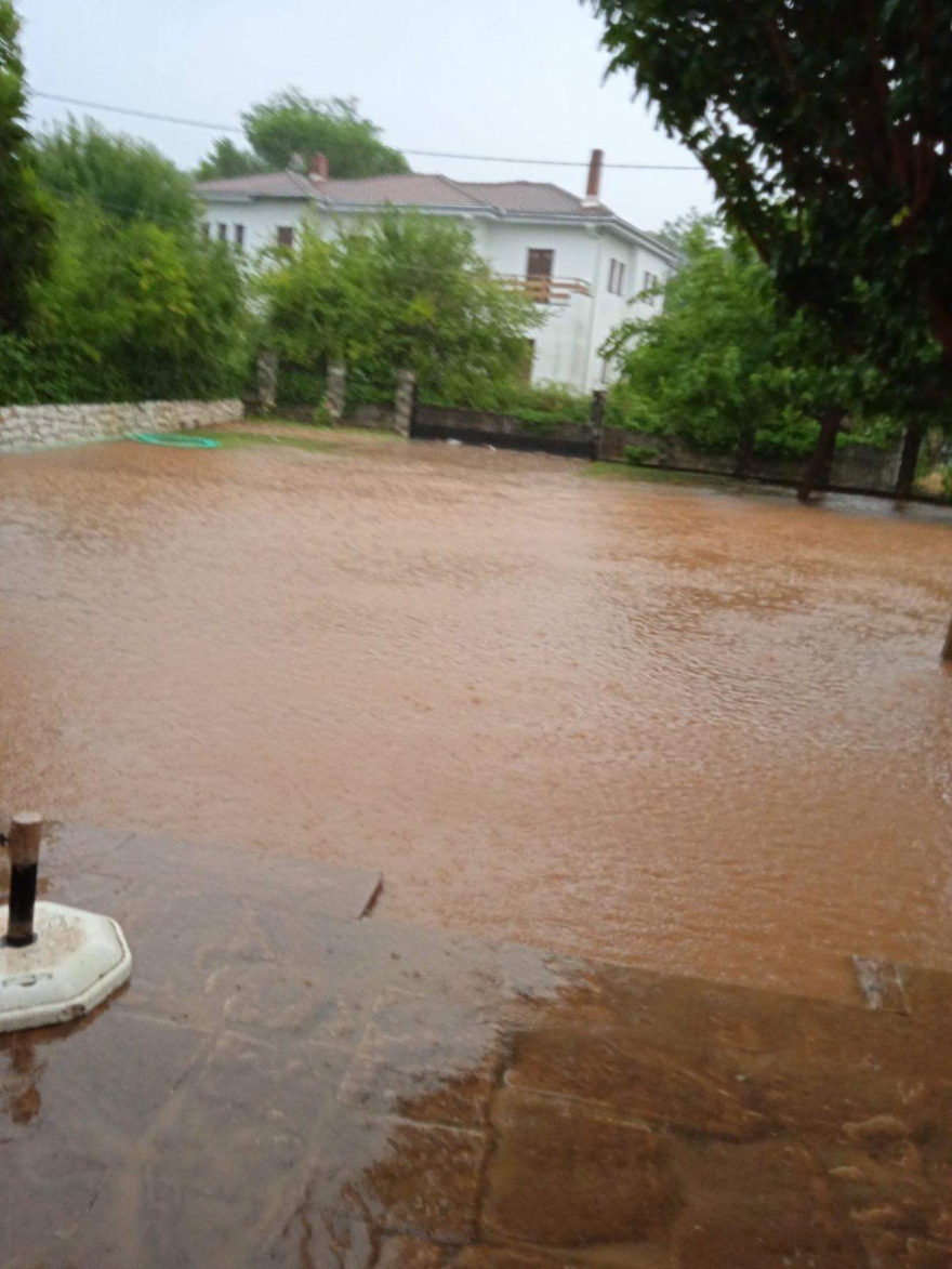 Κακοκαιρία Daniel - Πήλιο: Σπίτια έχουν πέσει σε ρέμα - Κάτοικοι σκαρφάλωσαν μέχρι και σε... δέντρα για να γλιτώσουν 