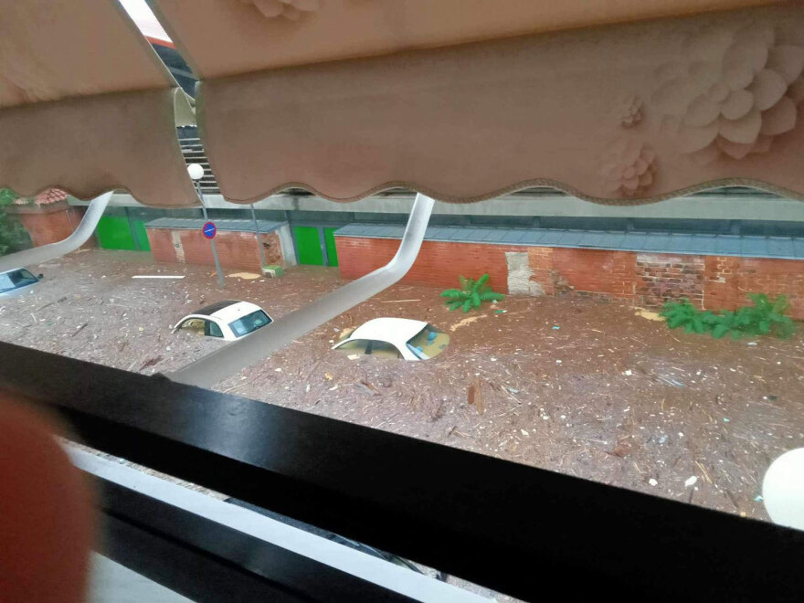 Κακοκαιρία Daniel - Βόλος: Εικόνες αποκάλυψης - Με ξύλα και σκούπες προσπαθούν να διώξουν τα νερά που φτάνουν μέχρι το γόνατο