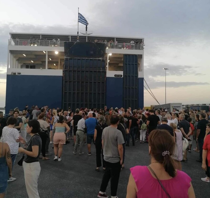 Ηράκλειο: Με καθυστέρηση περίπου έξι ωρών απέπλευσε το Blue Horizon λόγω διαμαρτυρίας για το θάνατο του 36χρονου