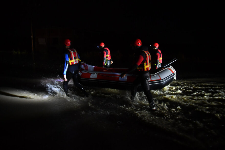 Συγκλονιστικές εικόνες στη Λάρισα - Άνδρες της ΕΜΑΚ κινούνται με βάρκες, με το νερό να φτάνει το ένα μέτρο