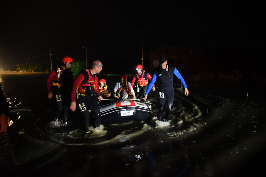Συγκλονιστικές εικόνες στη Λάρισα - Άνδρες της ΕΜΑΚ κινούνται με βάρκες, με το νερό να φτάνει το ένα μέτρο
