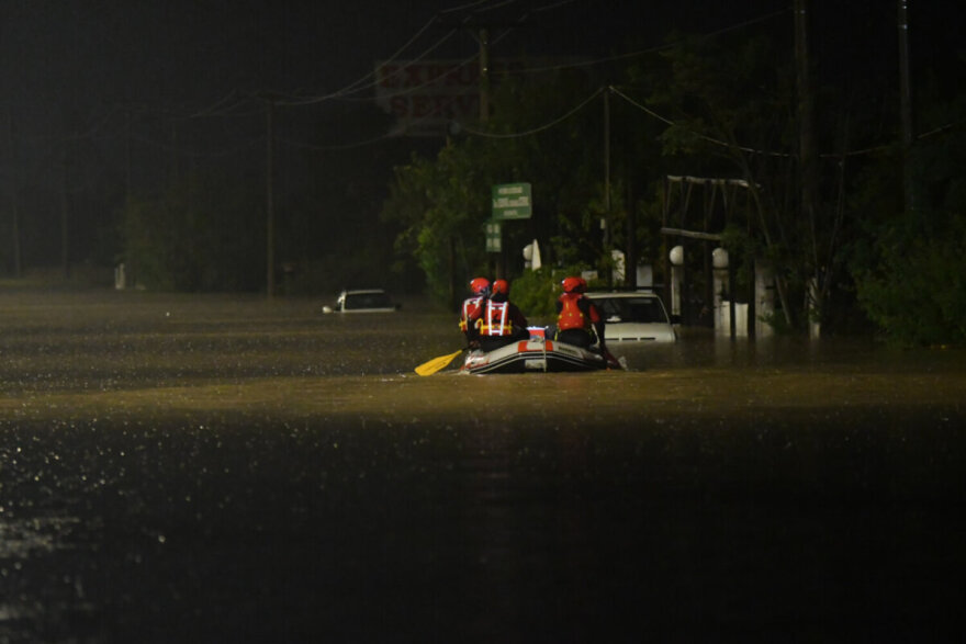 Συγκλονιστικές εικόνες στη Λάρισα - Άνδρες της ΕΜΑΚ κινούνται με βάρκες, με το νερό να φτάνει το ένα μέτρο