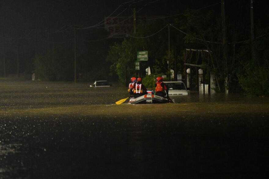 Συγκλονιστικές εικόνες στη Λάρισα - Άνδρες της ΕΜΑΚ κινούνται με βάρκες, με το νερό να φτάνει το ένα μέτρο