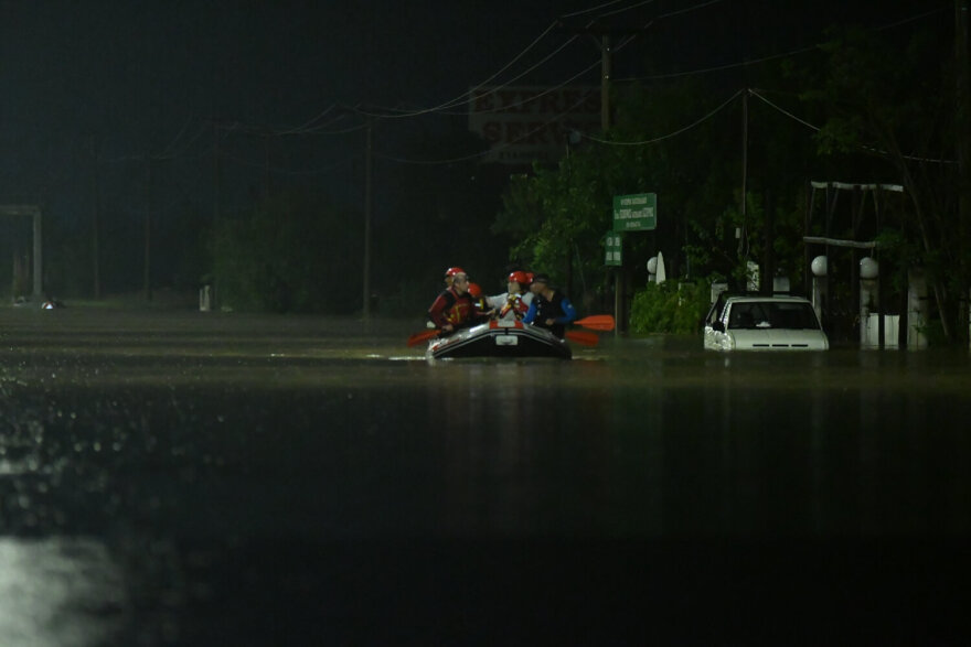 Συγκλονιστικές εικόνες στη Λάρισα - Άνδρες της ΕΜΑΚ κινούνται με βάρκες, με το νερό να φτάνει το ένα μέτρο
