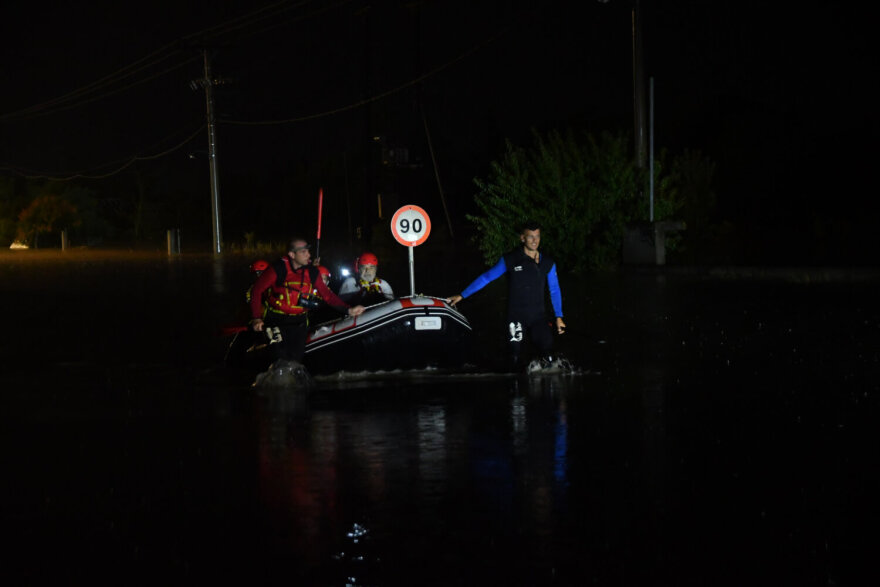 Συγκλονιστικές εικόνες στη Λάρισα - Άνδρες της ΕΜΑΚ κινούνται με βάρκες, με το νερό να φτάνει το ένα μέτρο