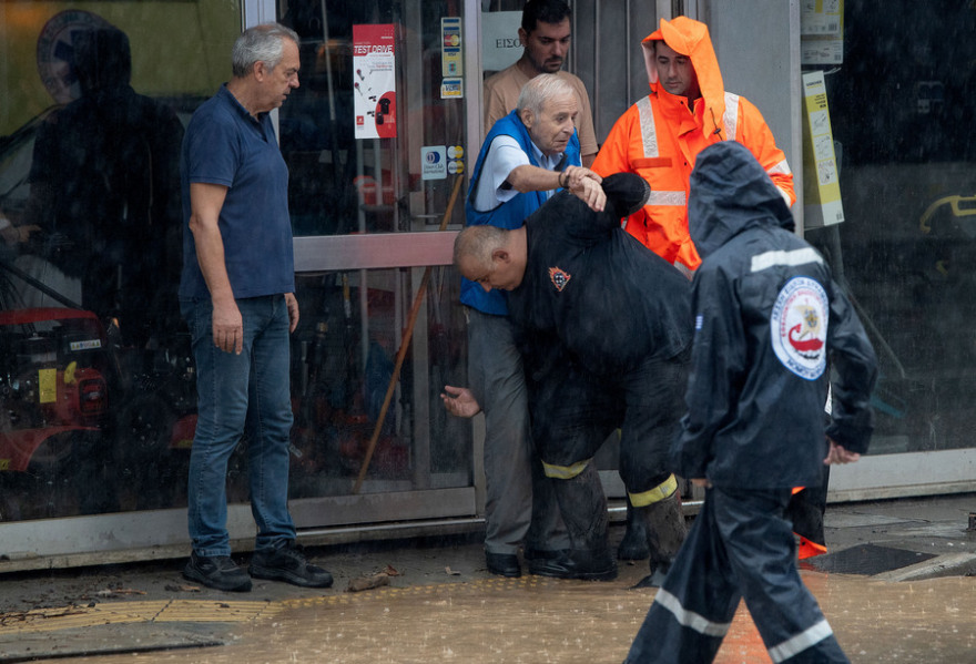 Κακοκαιρία Daniel: Νύχτα θρίλερ σε Βόλο και Πήλιο - Χωρίς ρεύμα και νερό, πάλευαν με τις σκούπες για να μην πλημμυρίσουν