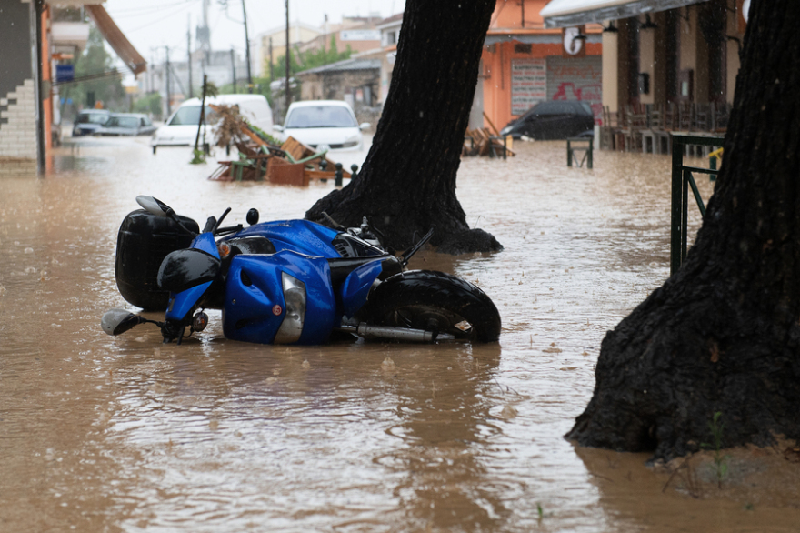 Κακοκαιρία Daniel: Νύχτα θρίλερ σε Βόλο και Πήλιο - Χωρίς ρεύμα και νερό, πάλευαν με τις σκούπες για να μην πλημμυρίσουν