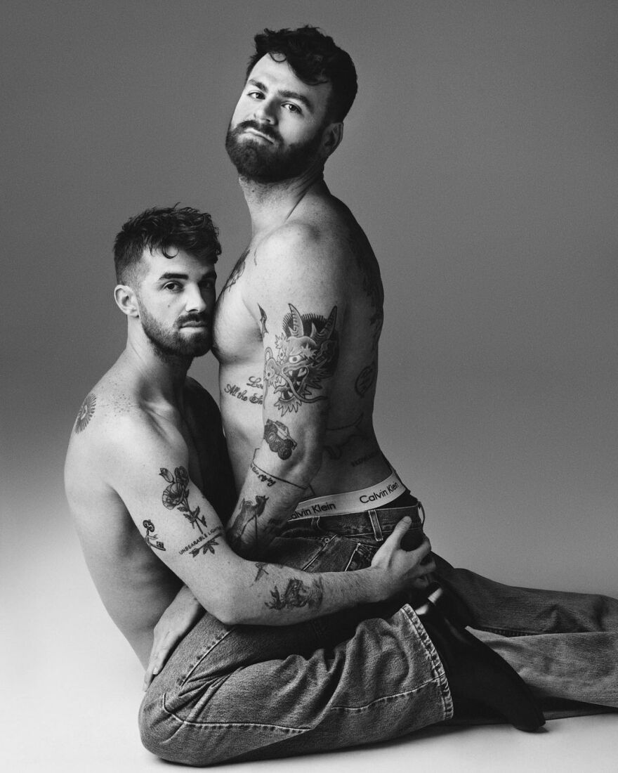 Chainsmokers: Αναπαρέστησαν τη διάσημη διαφήμιση Calvin Klein του Τζάστιν και της Χέιλι Μπίμπερ