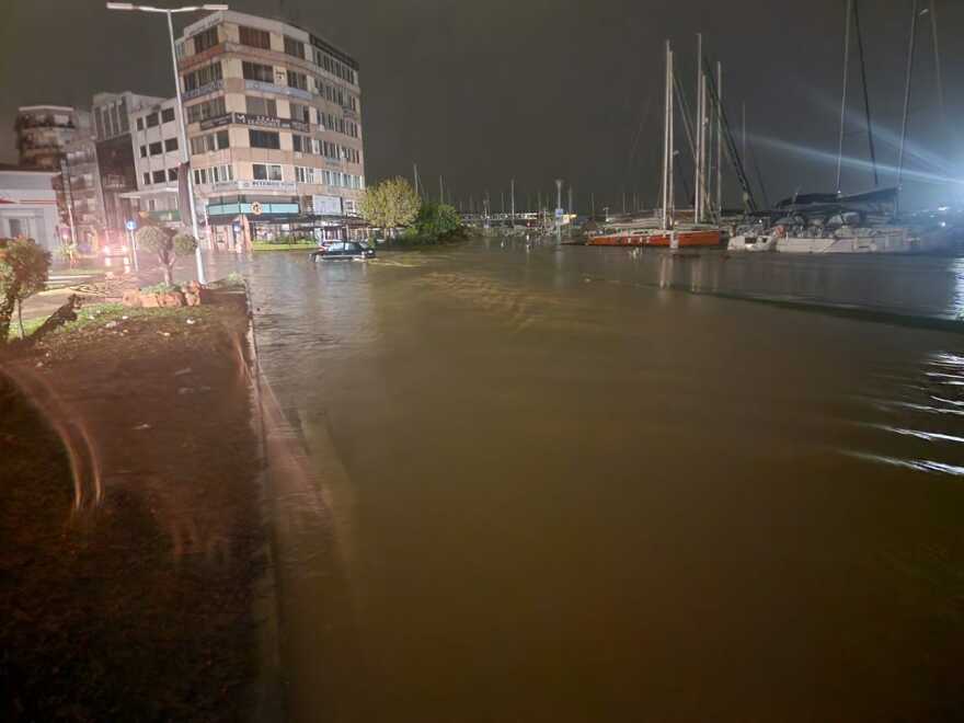 Κακοκαιρία Daniel: Νύχτα θρίλερ σε Βόλο και Πήλιο - Χωρίς ρεύμα και νερό, πάλευαν με τις σκούπες για να μην πλημμυρίσουν