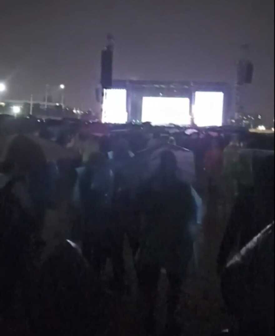 Imagine Dragons: Διεξάγεται κανονικά η συναυλία παρά την κακοκαιρία - Αντιδρούν οι θεατές