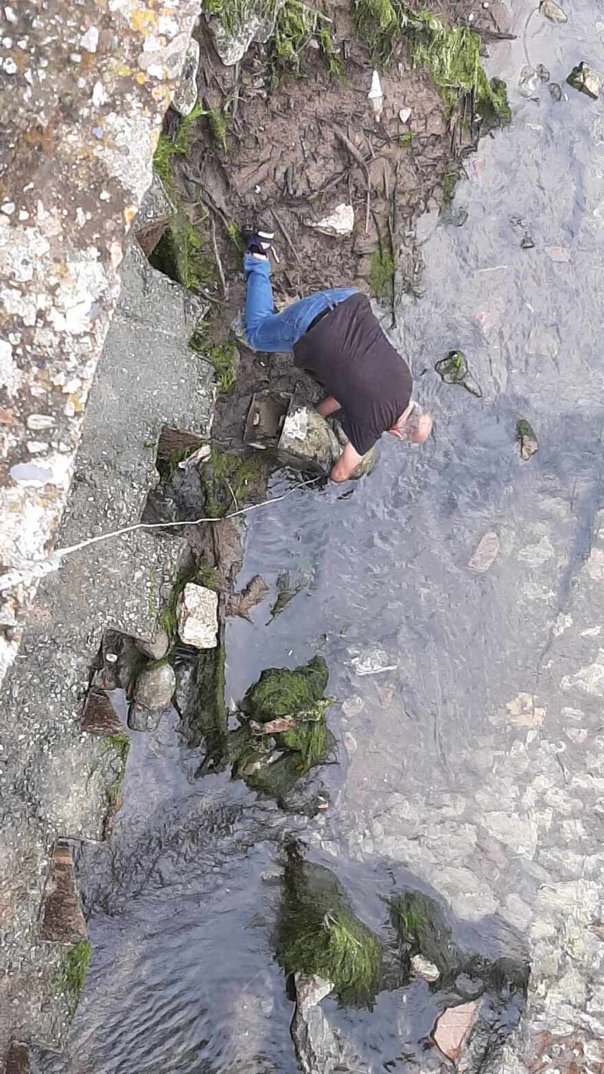 Μεσσηνία: Πέταξαν μπρούτζινη προτομή του Παπαφλέσσα μέσα σε ποτάμι - Δείτε φωτογραφίες