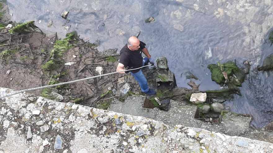 Μεσσηνία: Πέταξαν μπρούτζινη προτομή του Παπαφλέσσα μέσα σε ποτάμι - Δείτε φωτογραφίες