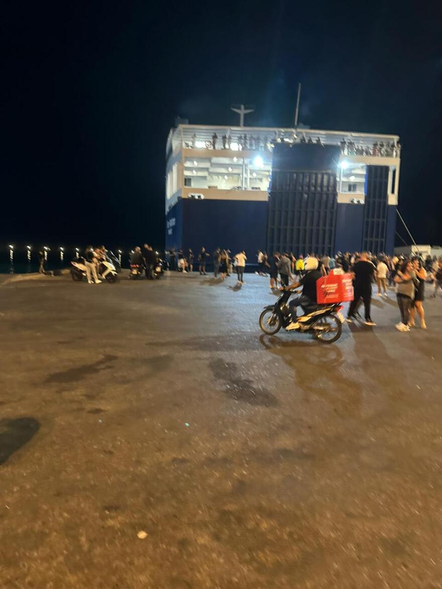 Ηράκλειο: Με καθυστέρηση περίπου έξι ωρών απέπλευσε το Blue Horizon λόγω διαμαρτυρίας για το θάνατο του 36χρονου