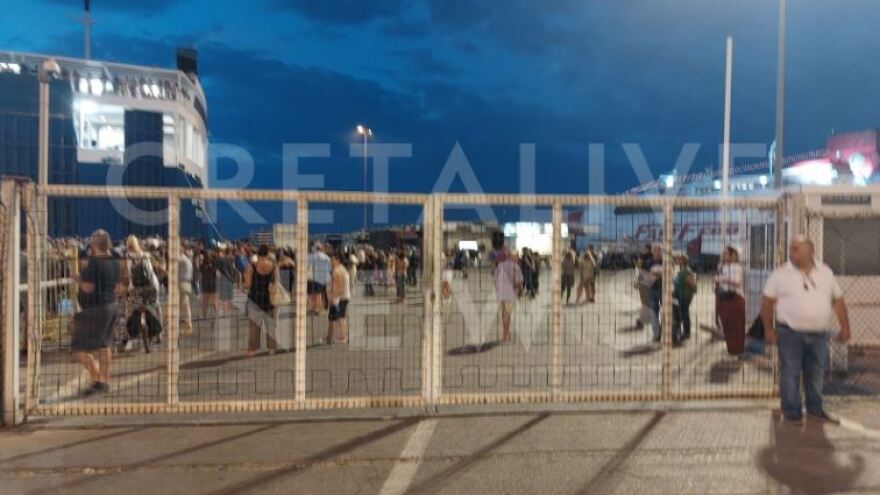 Ηράκλειο: Με καθυστέρηση περίπου έξι ωρών απέπλευσε το Blue Horizon λόγω διαμαρτυρίας για το θάνατο του 36χρονου