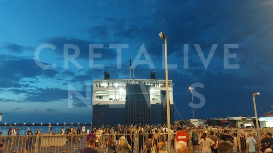 Ηράκλειο: Με καθυστέρηση περίπου έξι ωρών απέπλευσε το Blue Horizon λόγω διαμαρτυρίας για το θάνατο του 36χρονου