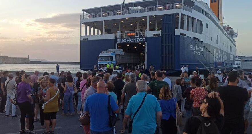 Ηράκλειο: Με καθυστέρηση περίπου έξι ωρών απέπλευσε το Blue Horizon λόγω διαμαρτυρίας για το θάνατο του 36χρονου