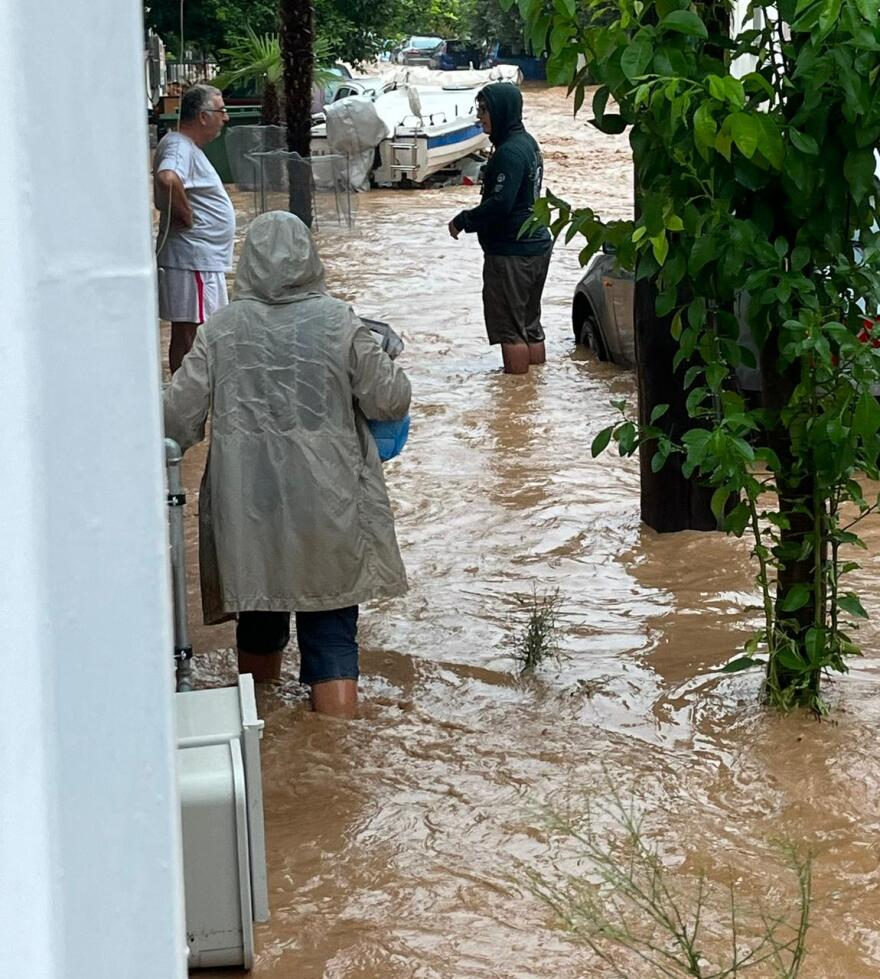 Κακοκαιρία Daniel: Νύχτα θρίλερ σε Βόλο και Πήλιο - Χωρίς ρεύμα και νερό, πάλευαν με τις σκούπες για να μην πλημμυρίσουν