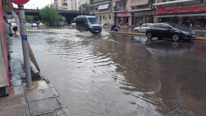 Κακοκαιρία «Daniel»: Χάος στο κέντρο της Αθήνας από την ισχυρή καταιγίδα