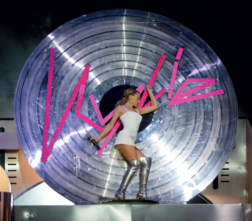 Η Κάιλι Μινόγκ συνεχίζει ακάθεκτη την τέταρτη δεκαετία της φρενήρους καριέρας της