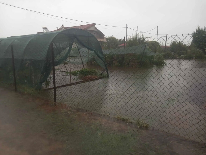 Κακοκαιρία Daniel: Πλημμύρες σε όλο σχεδόν τον νομό Τρικάλων - Στήνονται αναχώματα στον επαρχιακό προς Μαγούλα