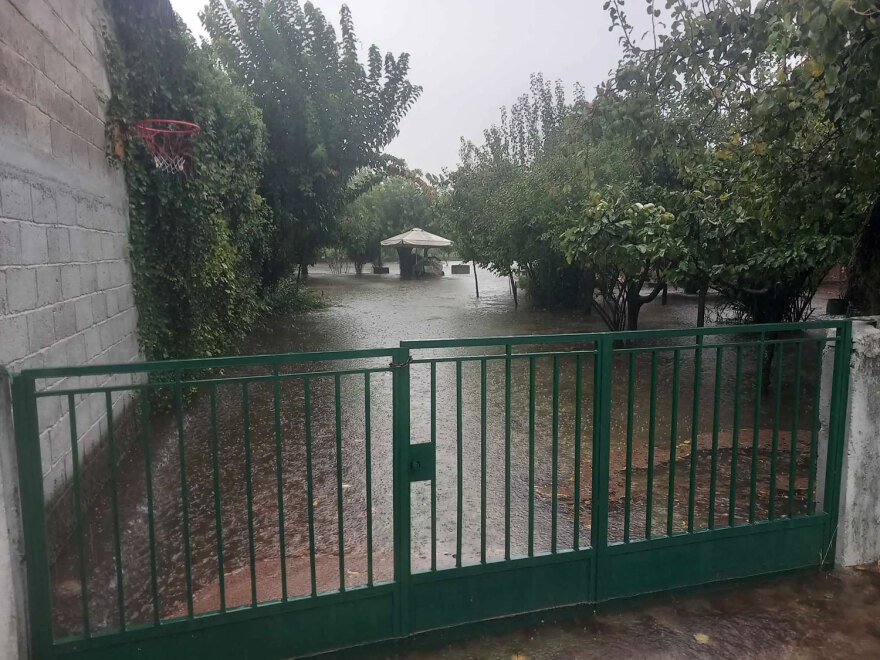 Κακοκαιρία Daniel: Πλημμύρες σε όλο σχεδόν τον νομό Τρικάλων - Στήνονται αναχώματα στον επαρχιακό προς Μαγούλα