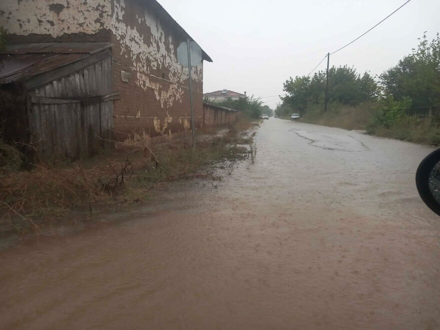 Κακοκαιρία Daniel: Πλημμύρες σε όλο σχεδόν τον νομό Τρικάλων - Στήνονται αναχώματα στον επαρχιακό προς Μαγούλα
