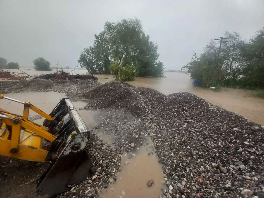 Κακοκαιρία Daniel: Πλημμύρες σε όλο σχεδόν τον νομό Τρικάλων - Στήνονται αναχώματα στον επαρχιακό προς Μαγούλα