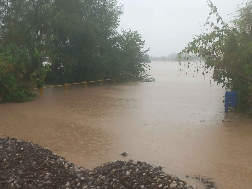 Κακοκαιρία Daniel: Πλημμύρες σε όλο σχεδόν τον νομό Τρικάλων - Στήνονται αναχώματα στον επαρχιακό προς Μαγούλα