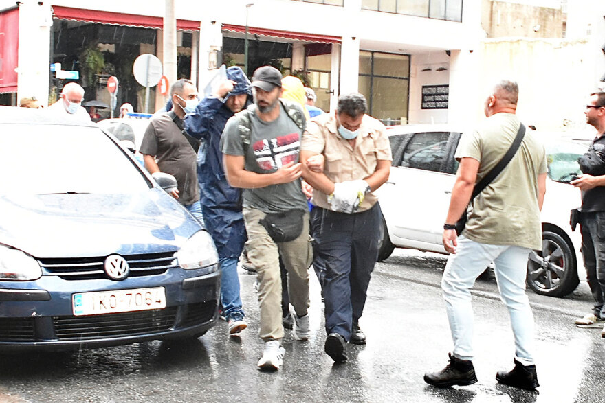 Δολοφονία στο Blue Horizon: «Γιατί τον πνίξατε ρε;», φώναζαν στα δικαστήρια στους τέσσερις κατηγορούμενους