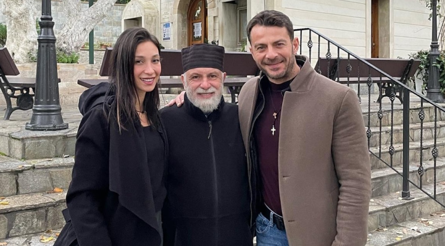 Αγγελόπουλος - Βαμβακούση: Κουμπάρα στον γάμο τους η κόρη του ιερέα των Αγίων Ισιδώρων Δημήτρη Λουπασάκη