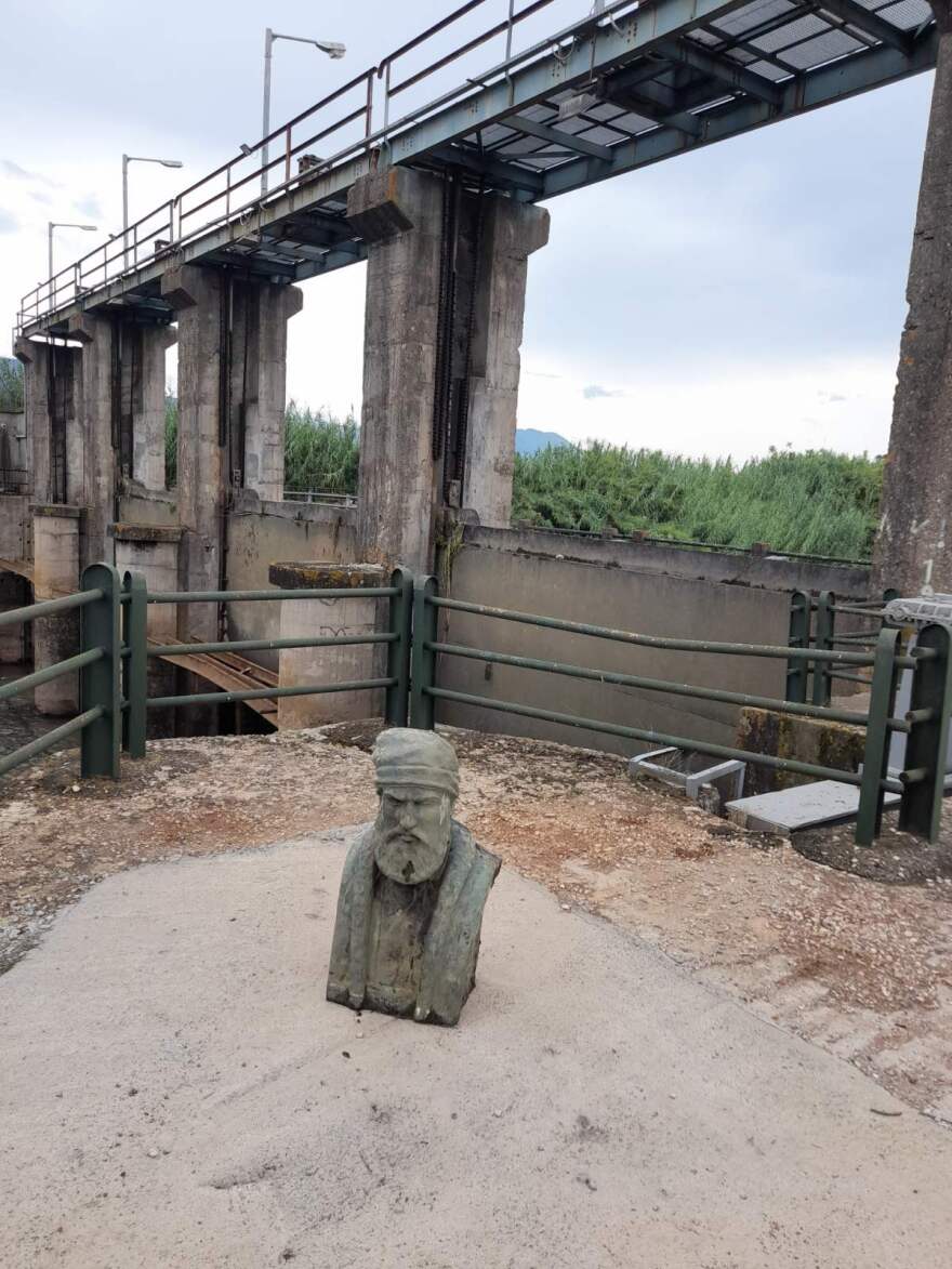 Μεσσηνία: Πέταξαν μπρούτζινη προτομή του Παπαφλέσσα μέσα σε ποτάμι - Δείτε φωτογραφίες