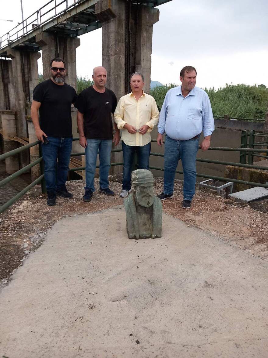 Μεσσηνία: Πέταξαν μπρούτζινη προτομή του Παπαφλέσσα μέσα σε ποτάμι - Δείτε φωτογραφίες