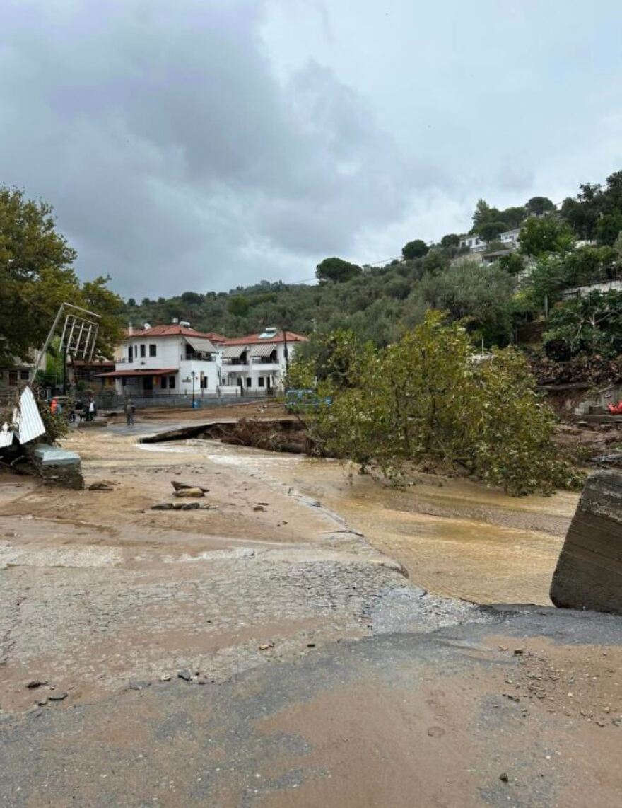 Κακοκαιρία Daniel - Μαγνησία: Σπίτι στο Πήλιο «στηρίζεται» σε λεωφορείο - Δείτε φωτογραφίες με τον πλημμυρισμένο Βόλο από ψηλά