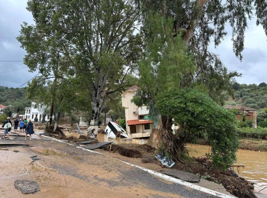 Κακοκαιρία Daniel - Μαγνησία: Σπίτι στο Πήλιο «στηρίζεται» σε λεωφορείο - Δείτε φωτογραφίες με τον πλημμυρισμένο Βόλο από ψηλά