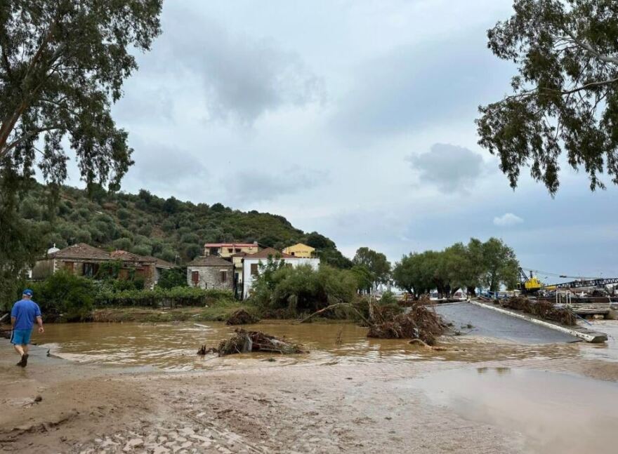 Κακοκαιρία Daniel - Μαγνησία: Σπίτι στο Πήλιο «στηρίζεται» σε λεωφορείο - Δείτε φωτογραφίες με τον πλημμυρισμένο Βόλο από ψηλά