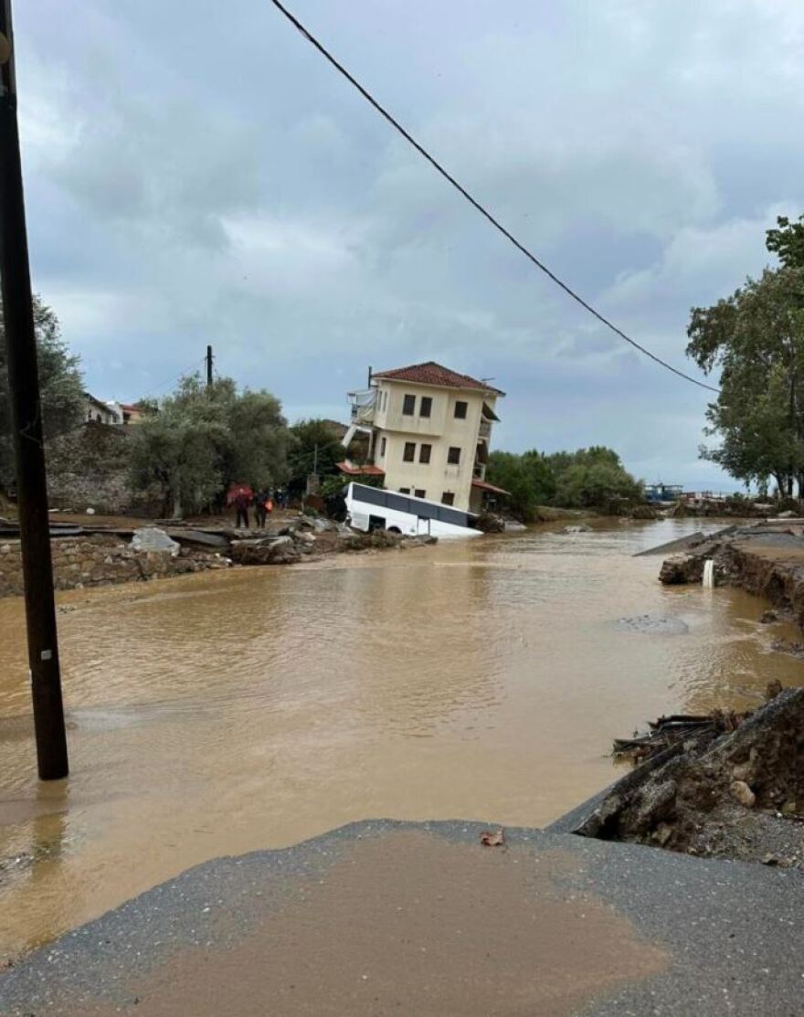 Κακοκαιρία Daniel - Μαγνησία: Σπίτι στο Πήλιο «στηρίζεται» σε λεωφορείο - Δείτε φωτογραφίες με τον πλημμυρισμένο Βόλο από ψηλά