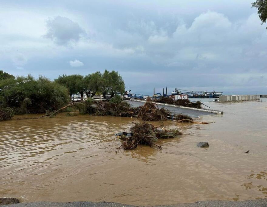 Κακοκαιρία Daniel - Μαγνησία: Σπίτι στο Πήλιο «στηρίζεται» σε λεωφορείο - Δείτε φωτογραφίες με τον πλημμυρισμένο Βόλο από ψηλά