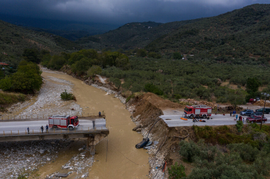 Κακοκαιρία Daniel - Μαγνησία: Σπίτι στο Πήλιο «στηρίζεται» σε λεωφορείο - Δείτε φωτογραφίες με τον πλημμυρισμένο Βόλο από ψηλά