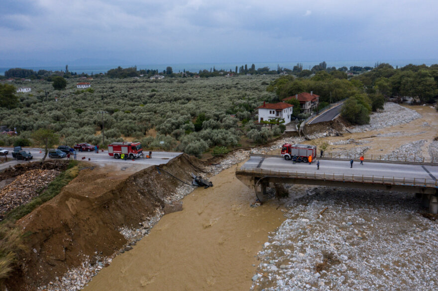 Κακοκαιρία Daniel - Μαγνησία: Σπίτι στο Πήλιο «στηρίζεται» σε λεωφορείο - Δείτε φωτογραφίες με τον πλημμυρισμένο Βόλο από ψηλά
