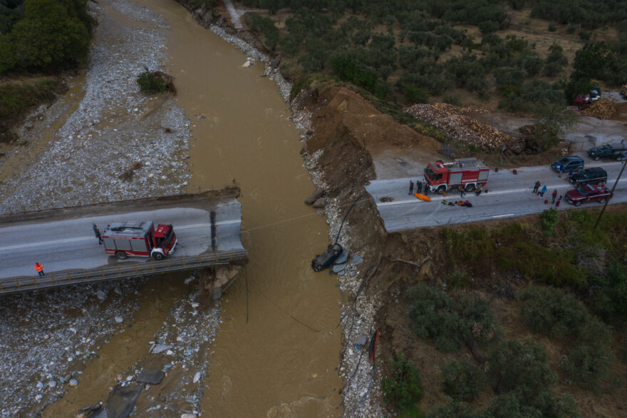 Κακοκαιρία Daniel - Μαγνησία: Σπίτι στο Πήλιο «στηρίζεται» σε λεωφορείο - Δείτε φωτογραφίες με τον πλημμυρισμένο Βόλο από ψηλά