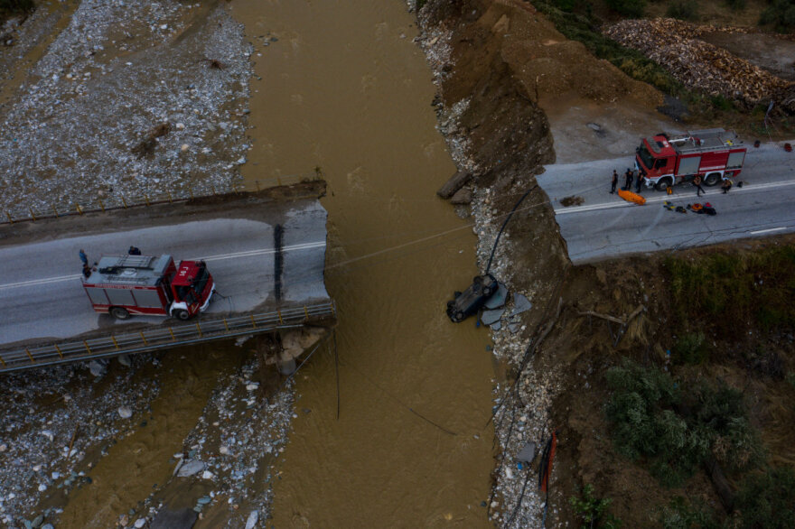 Κακοκαιρία Daniel - Μαγνησία: Σπίτι στο Πήλιο «στηρίζεται» σε λεωφορείο - Δείτε φωτογραφίες με τον πλημμυρισμένο Βόλο από ψηλά
