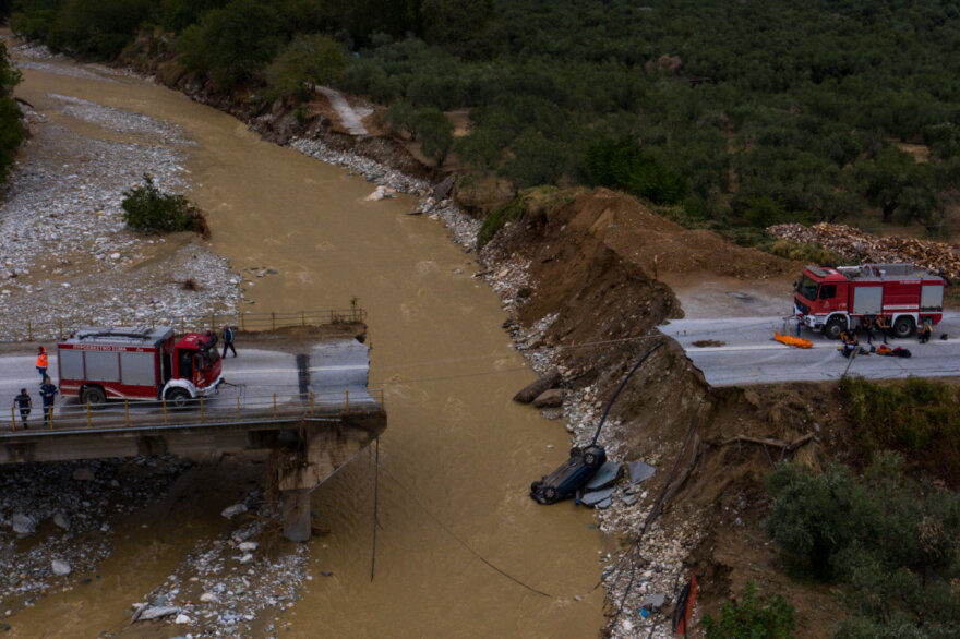 Κακοκαιρία Daniel - Μαγνησία: Σπίτι στο Πήλιο «στηρίζεται» σε λεωφορείο - Δείτε φωτογραφίες με τον πλημμυρισμένο Βόλο από ψηλά